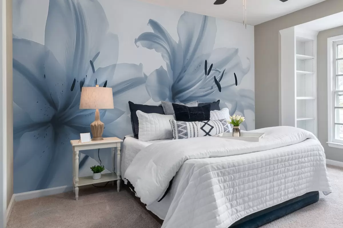 Фототапет Мек фокус в близък план на сини минималистични цветя лилия на светъл фон w08586