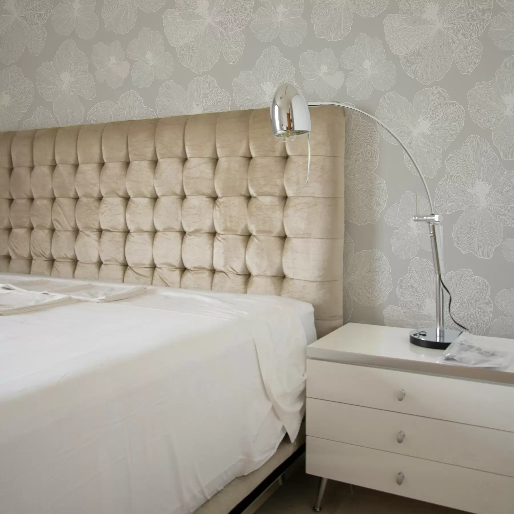 Фототапет Големи цветя на сив фон a00068