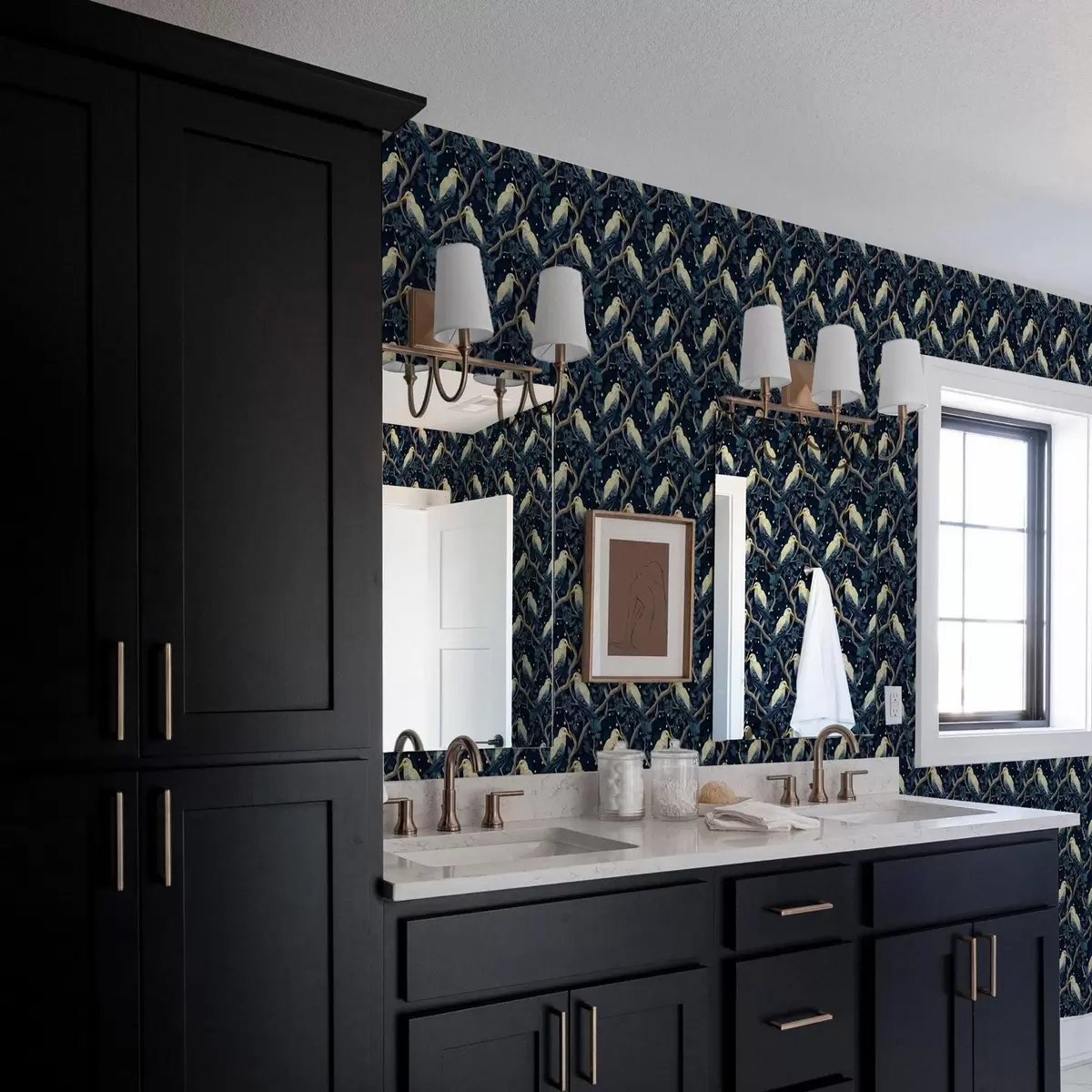 Тапети Бели птици на клони сред светещи светулки в нощната гора a00109