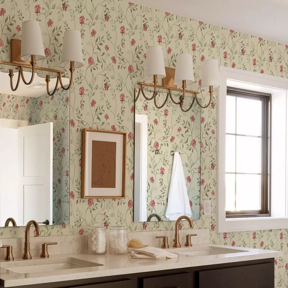 Тапети Цветя и червени пъпки на светъл фон a00114