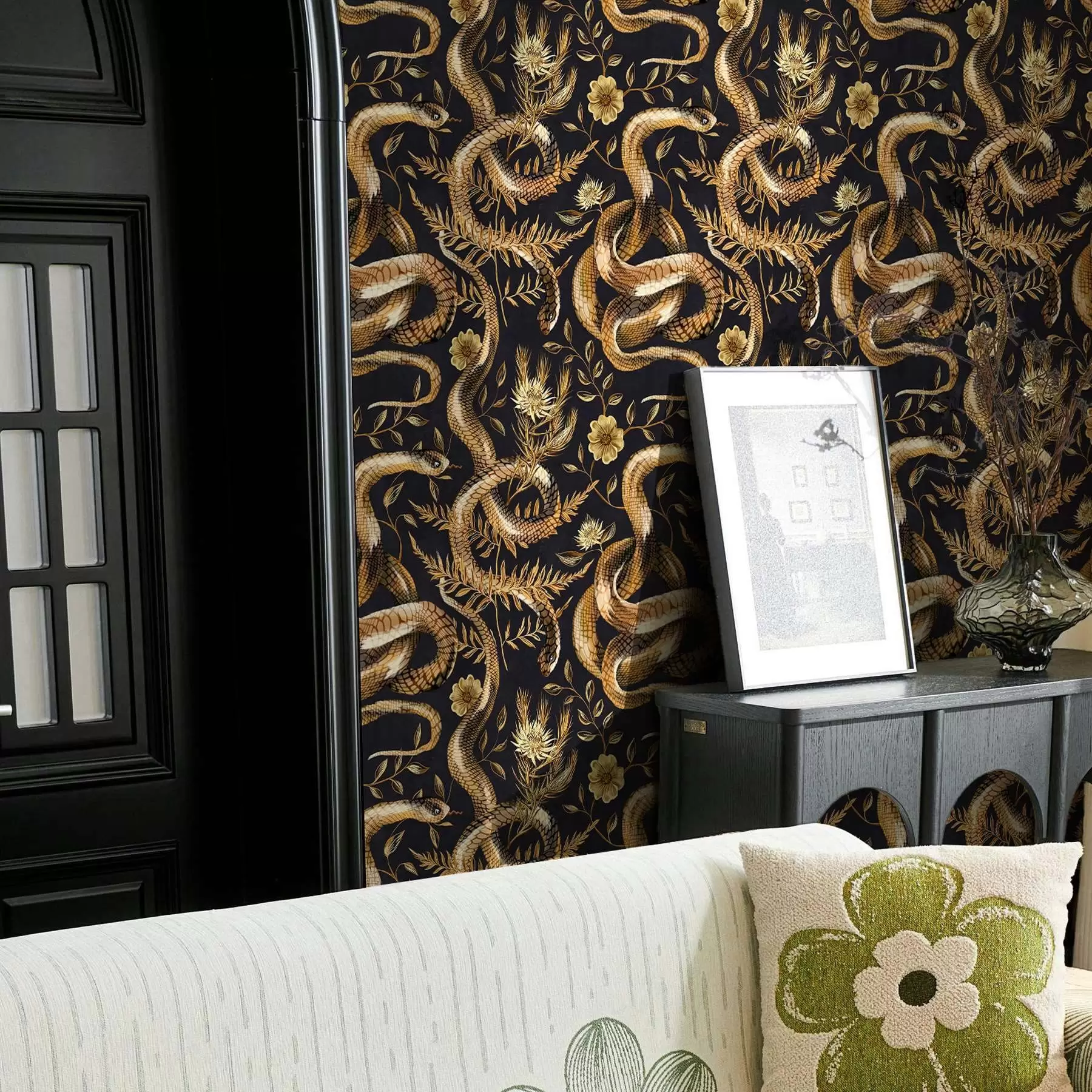 Фототапет Змии и цветя на тъмен фон a00158