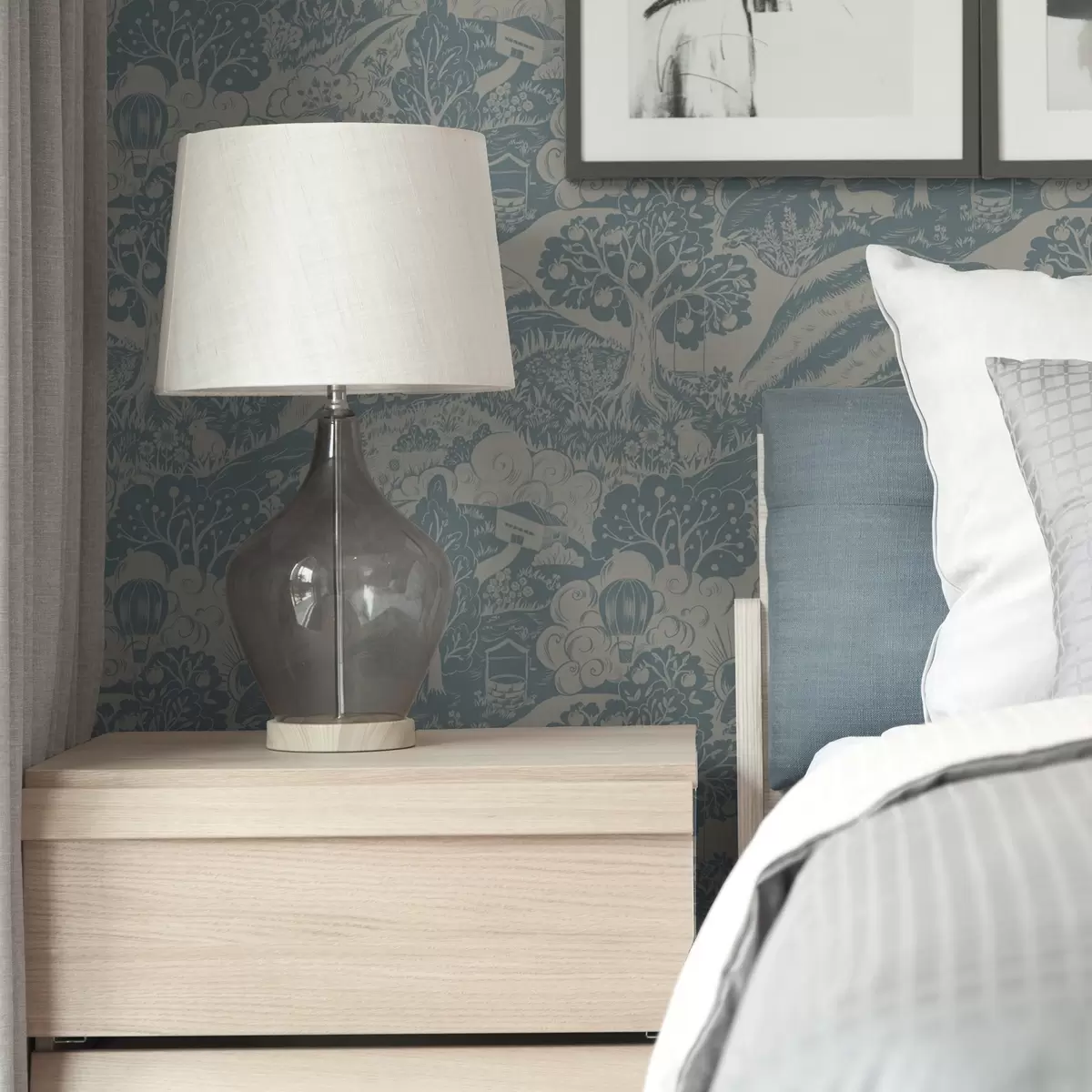 Тапети Приказна гора с животни в стила на детската илюстрация a00172