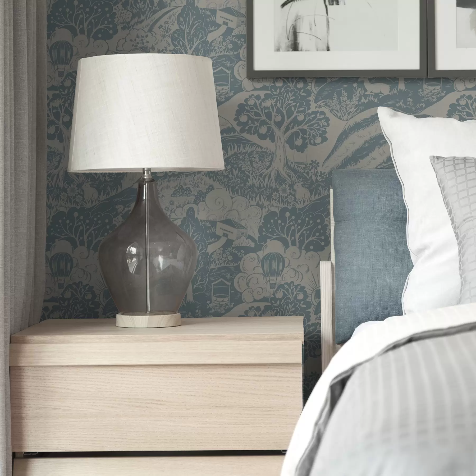 Фототапет Приказна гора с животни в стила на детската илюстрация a00172