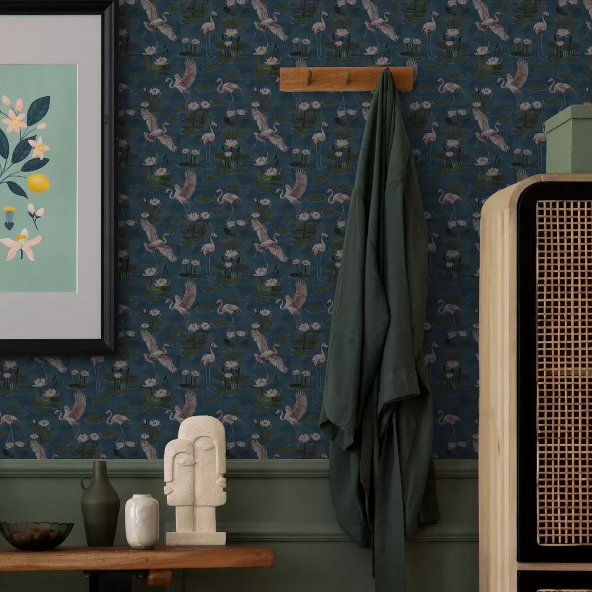 Тапети Фламинго сред водни лилии, тропическа сцена на тъмносин фон a00237