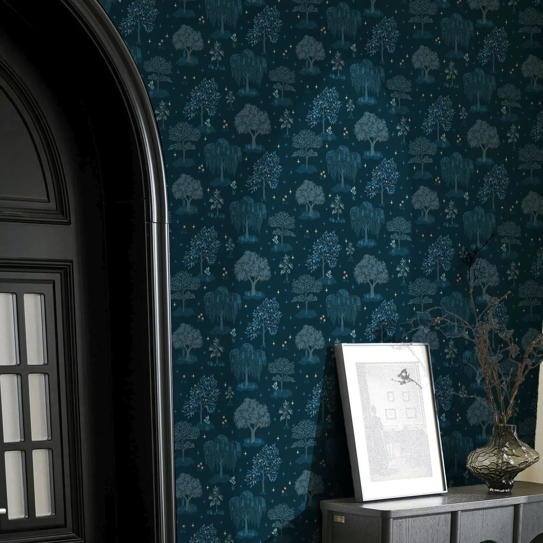 Фототапет Приказна нощна гора със звезди и декоративни дървета a00248