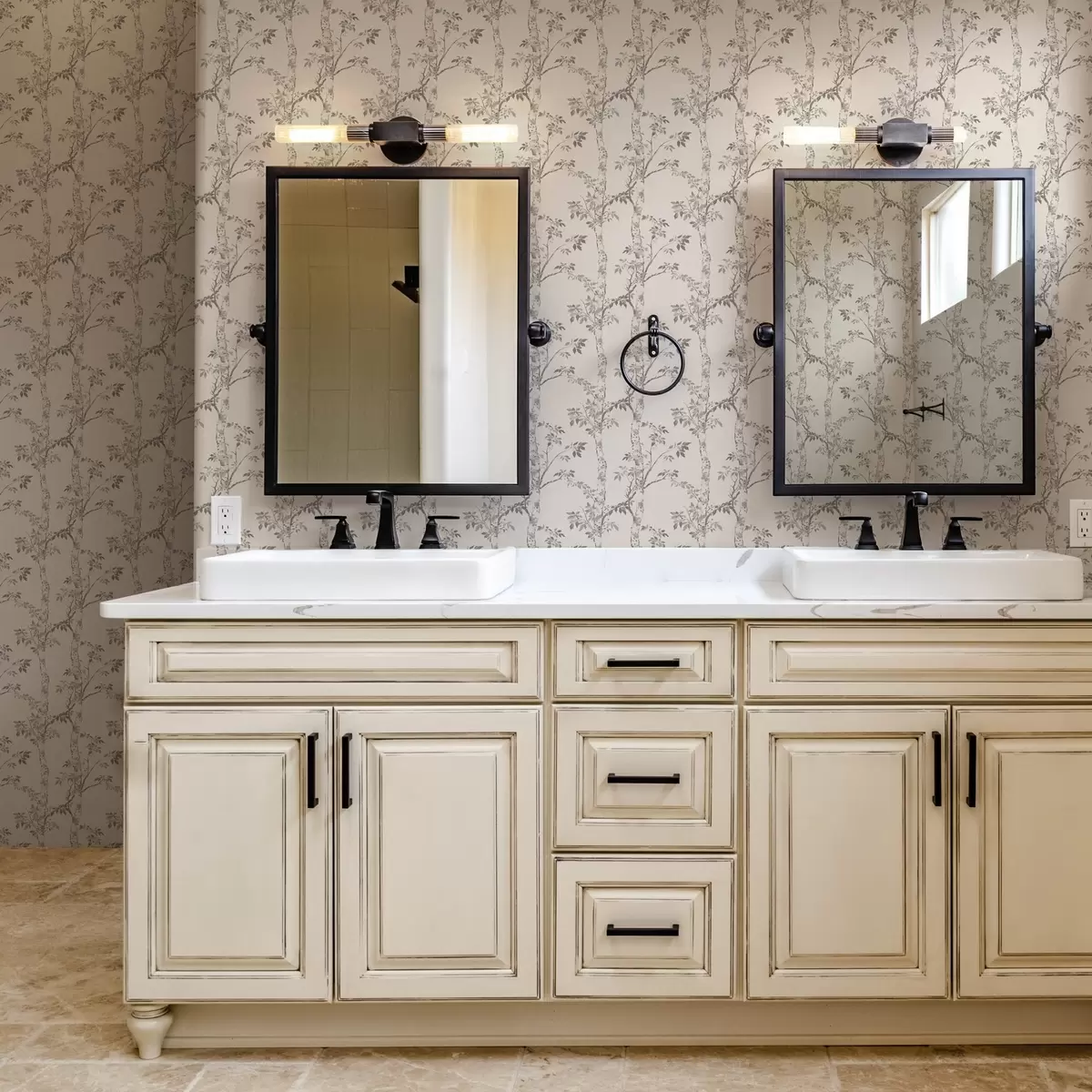 Тапети Брезови клони с листа на светъл фон a00257