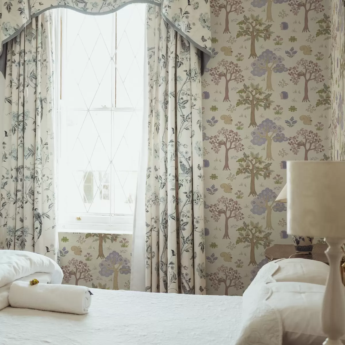 Тапети Приказна гора с животни в детски стил a00264