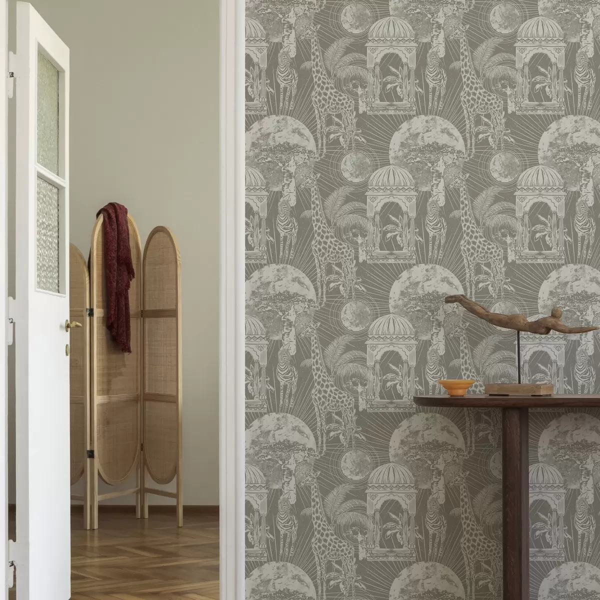 Тапети Жираф и зебра на фона на архитектура и тропически дървета a00276