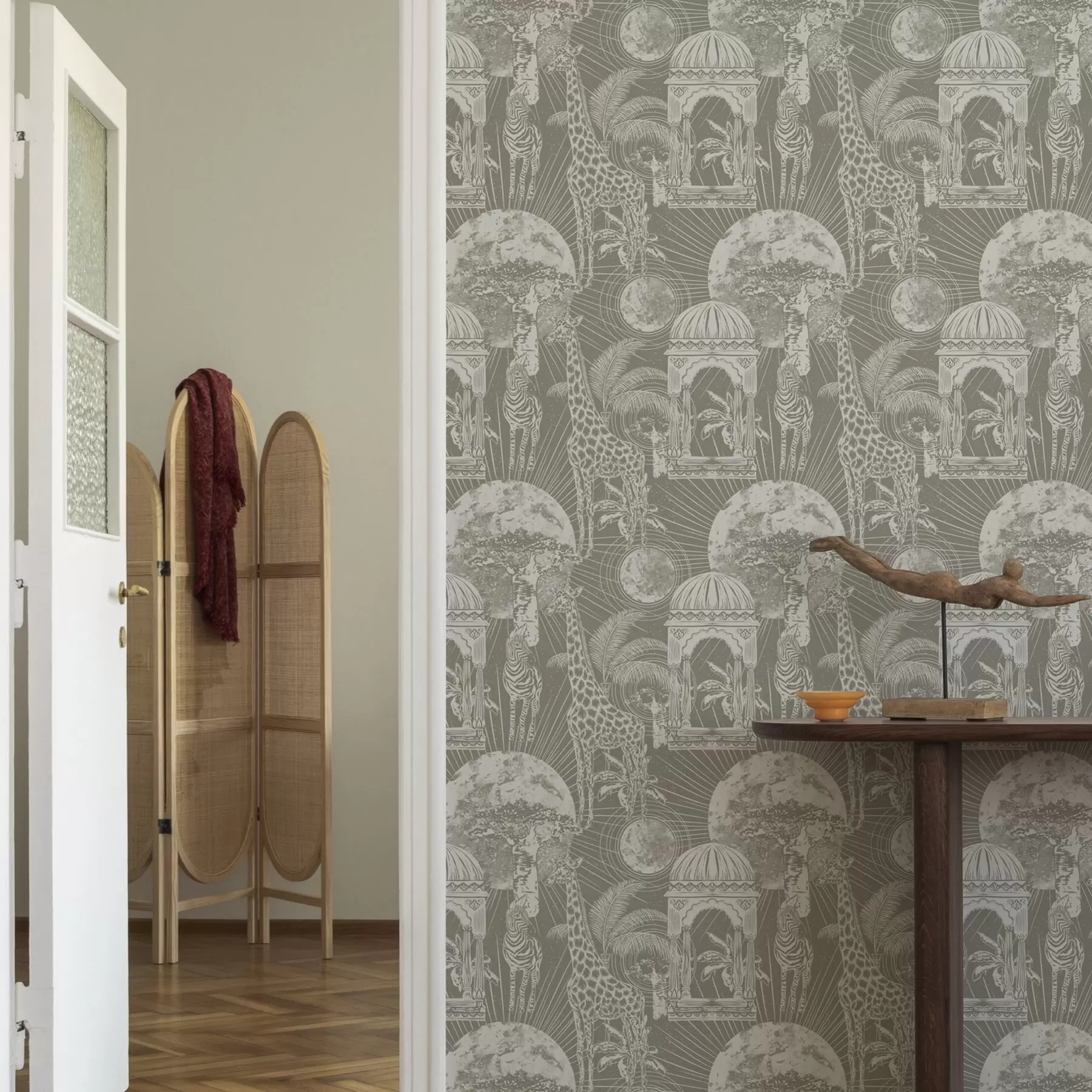 Фототапет Жираф и зебра на фона на архитектура и тропически дървета a00276