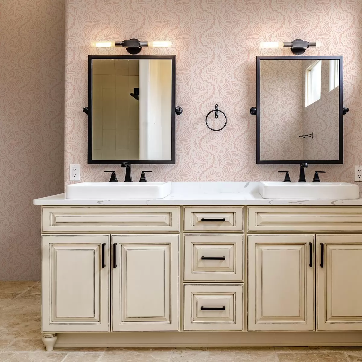 Тапети Бледорозови флорални елементи на розов фон a00290