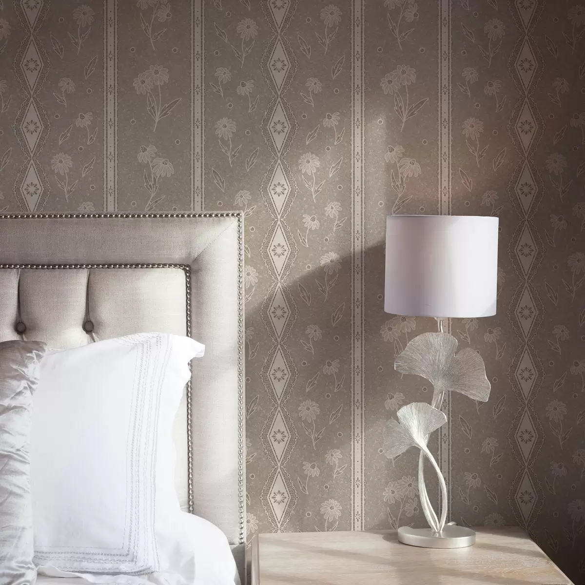 Тапети Ивици с маргаритки и дантела на сиво-бежов фон a00295