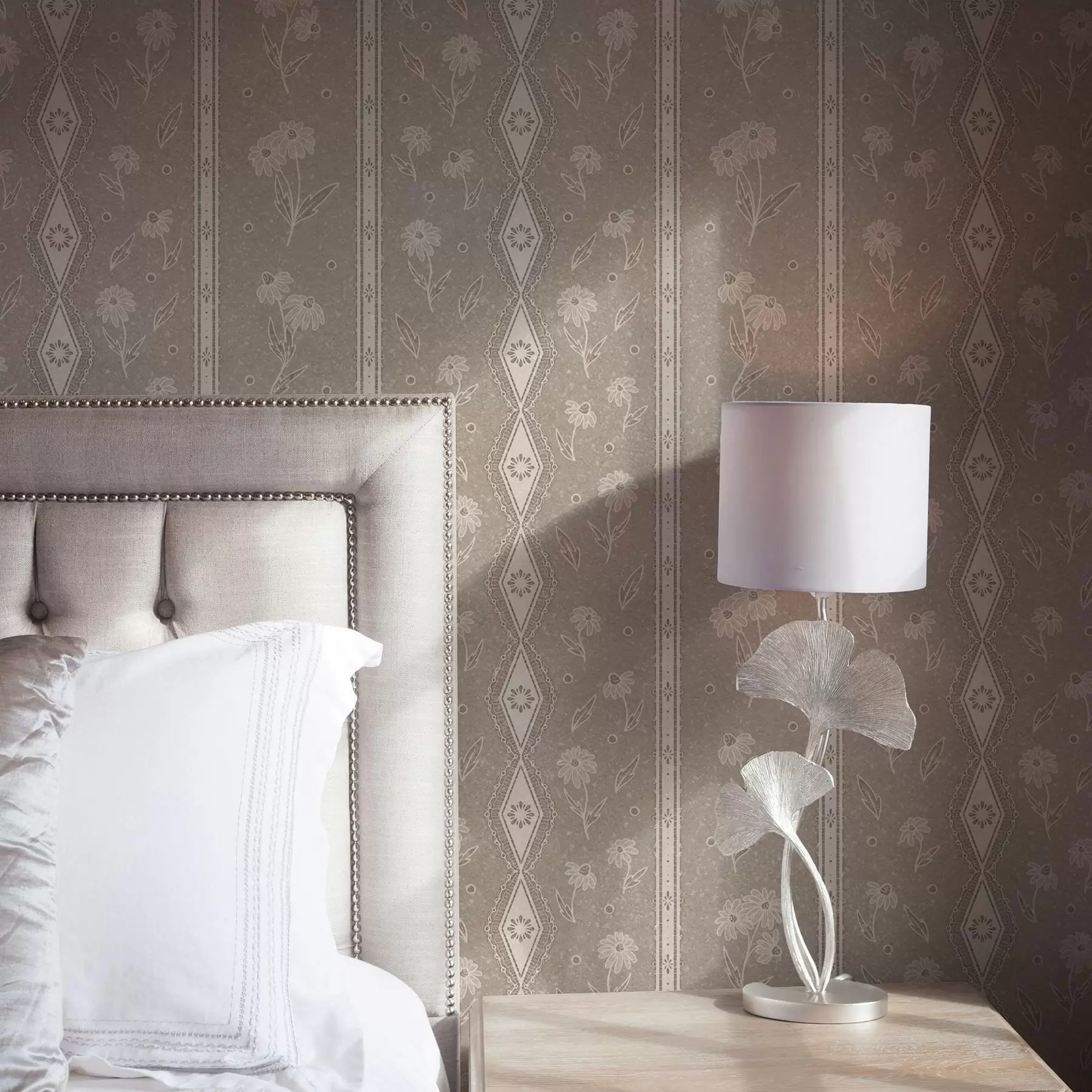 Фототапет Ивици с маргаритки и дантела на сиво-бежов фон a00295