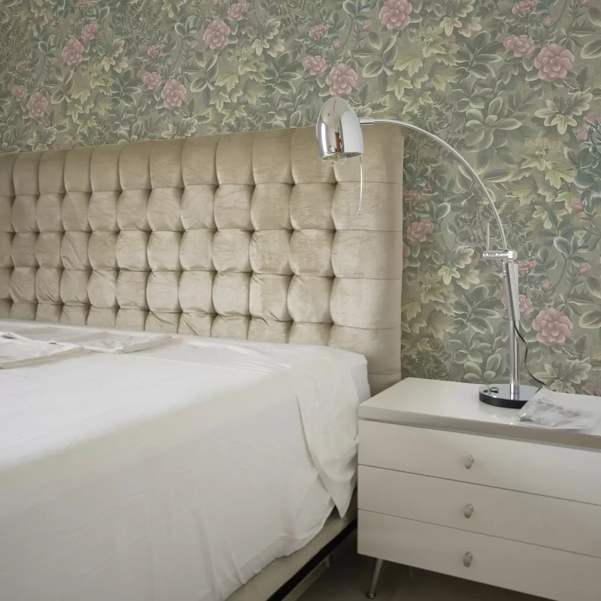 Тапети Розови цветя и листа на пастелно зелен фон a00306