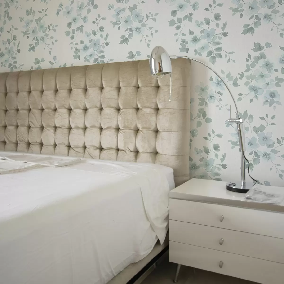 Тапети Бледосини цветя на бял фон, акварелен стил a00364