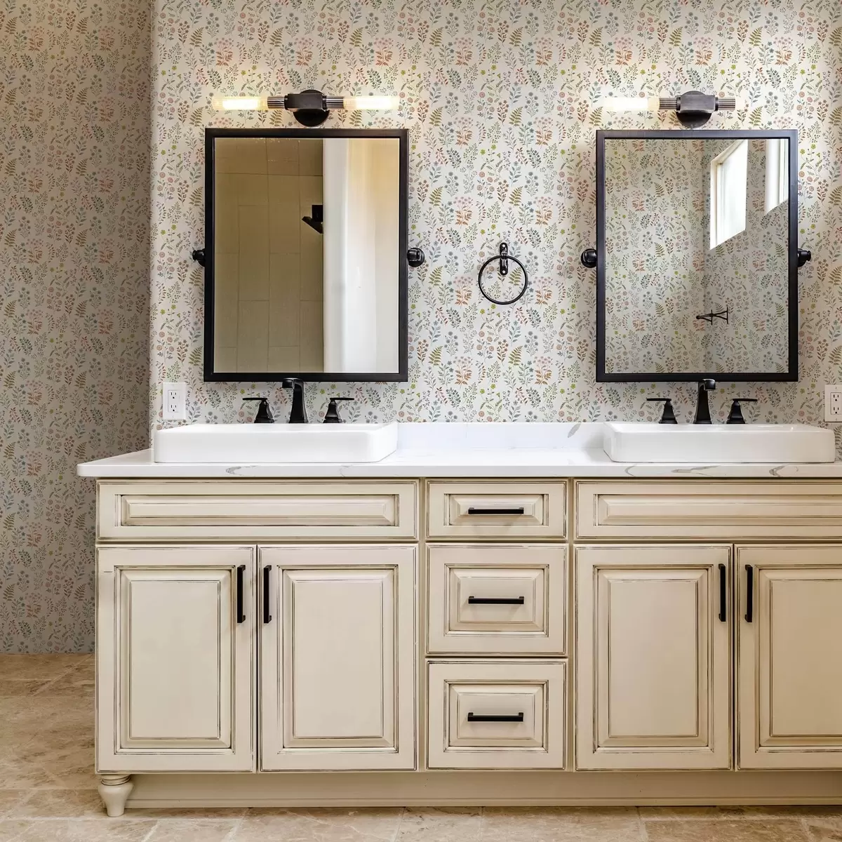 Тапети Цветни растения на бял кариран фон a00413