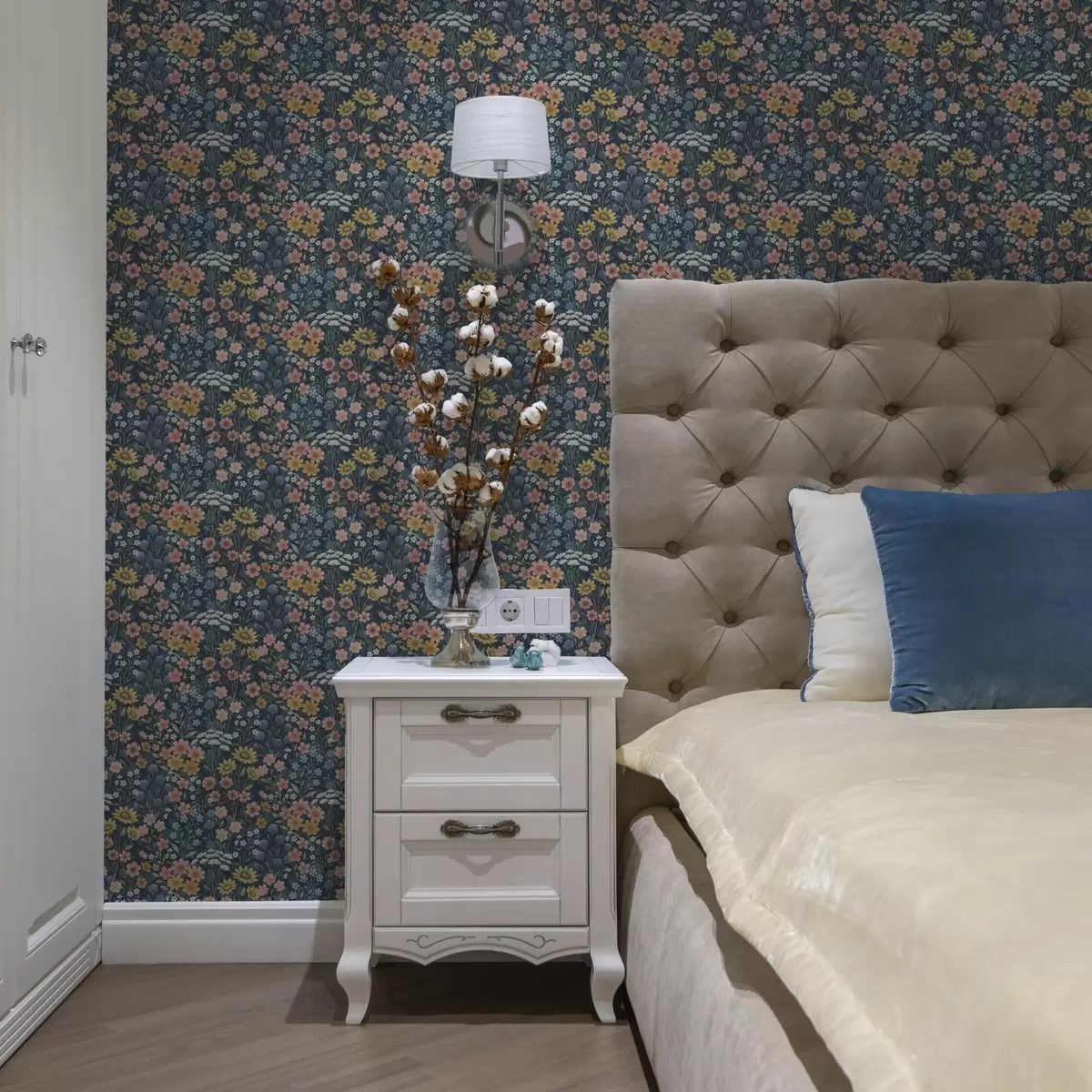 Тапети Цветни акварелни ливадни цветя върху тъмносиньо a00381