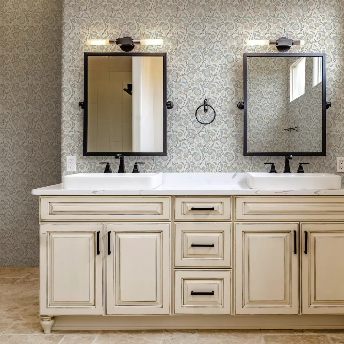 Тапети Приглушени клонки от нар и цветя във винтидж стил a00383