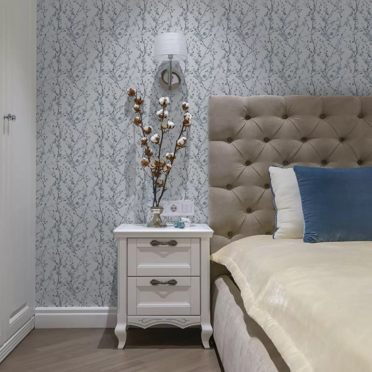 Тапети Сини черешови цветове на бял фон с мек контраст a00399