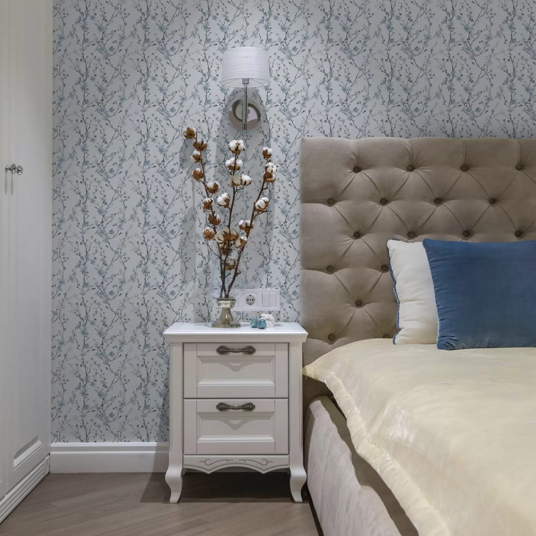 Фототапет Сини черешови цветове на бял фон с мек контраст a00399