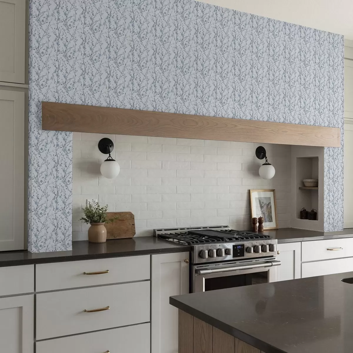 Тапети Сини черешови цветове на бял фон с мек контраст a00399