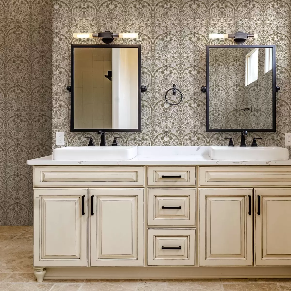 Тапети Симетричен бароков модел с флорални мотиви a00436