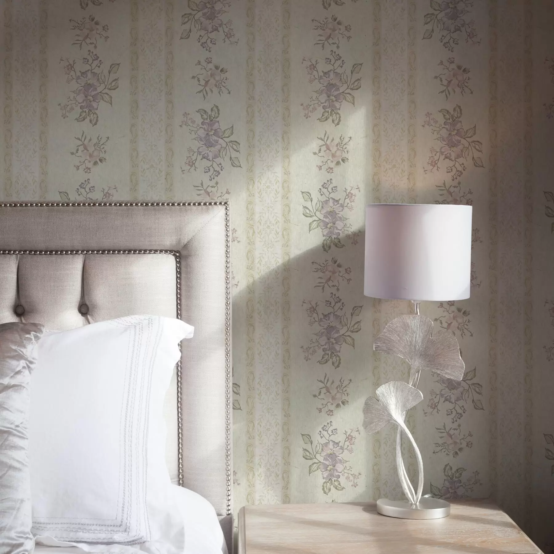 Фототапет Реколта цветя на раиран фон с орнамент a00440