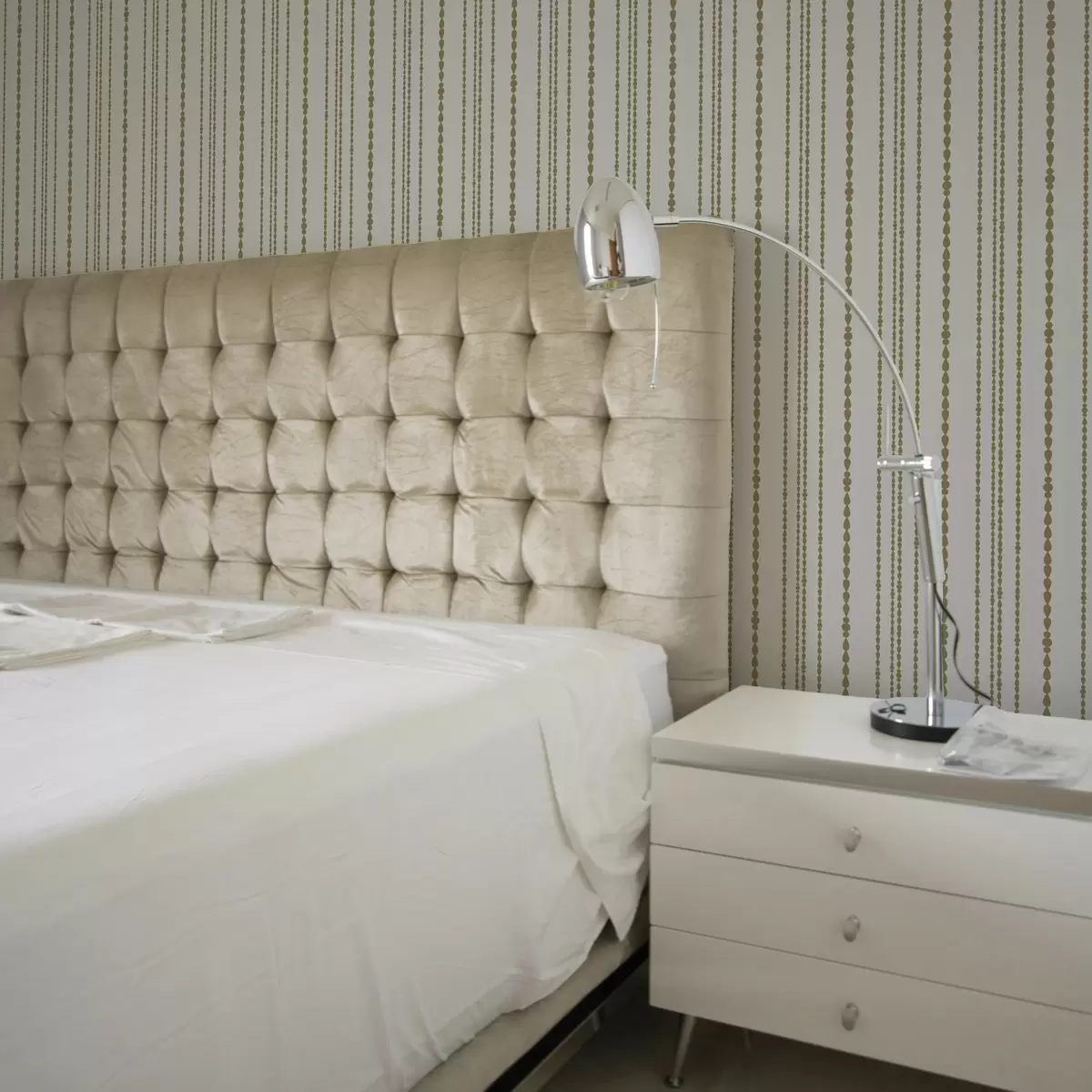 Тапети Минималистичен мотив под формата на жълти капки във вертикална ивица a00448