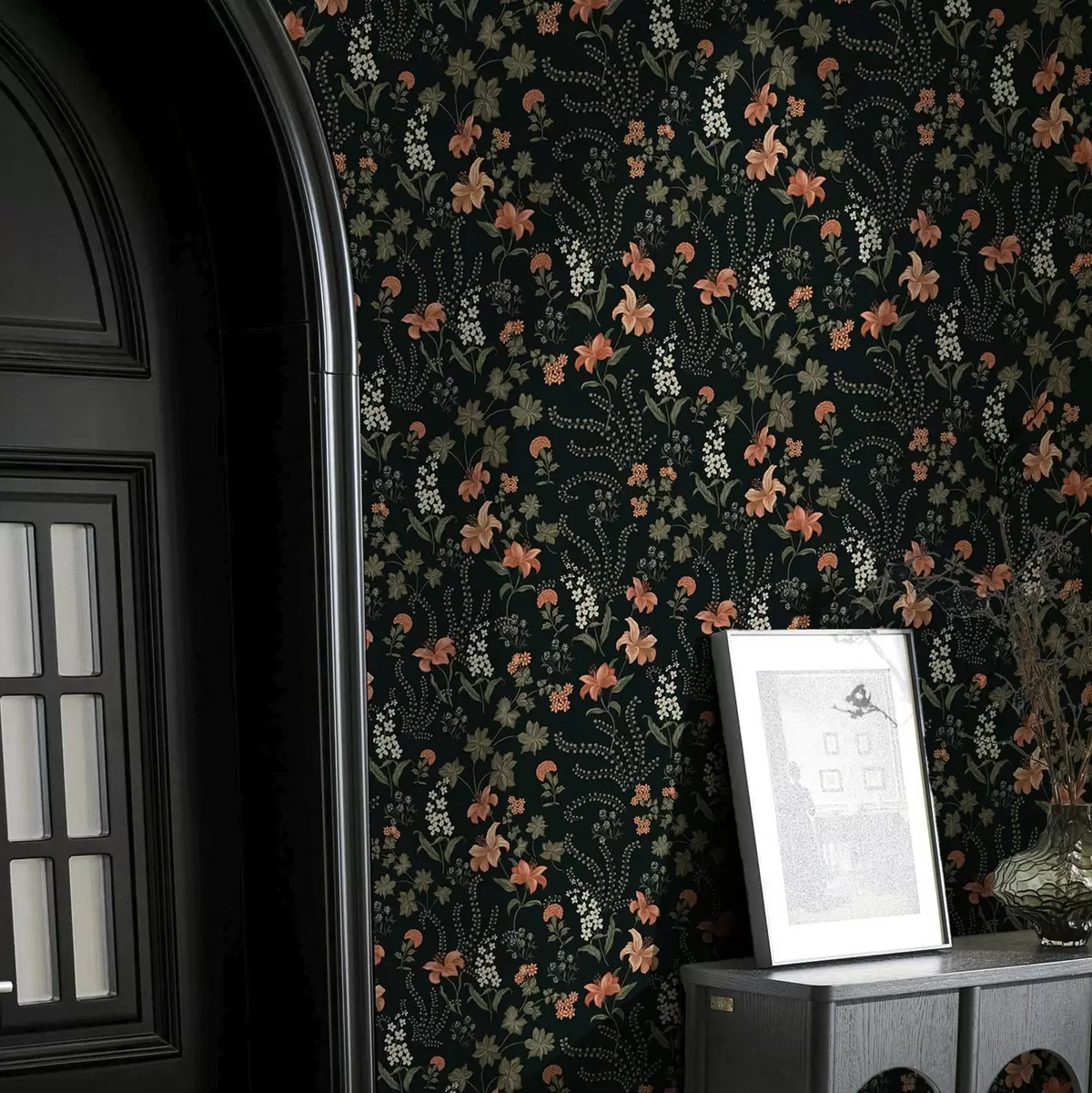 Тапети Оранжеви лилии и малки цветя на черен фон a00463