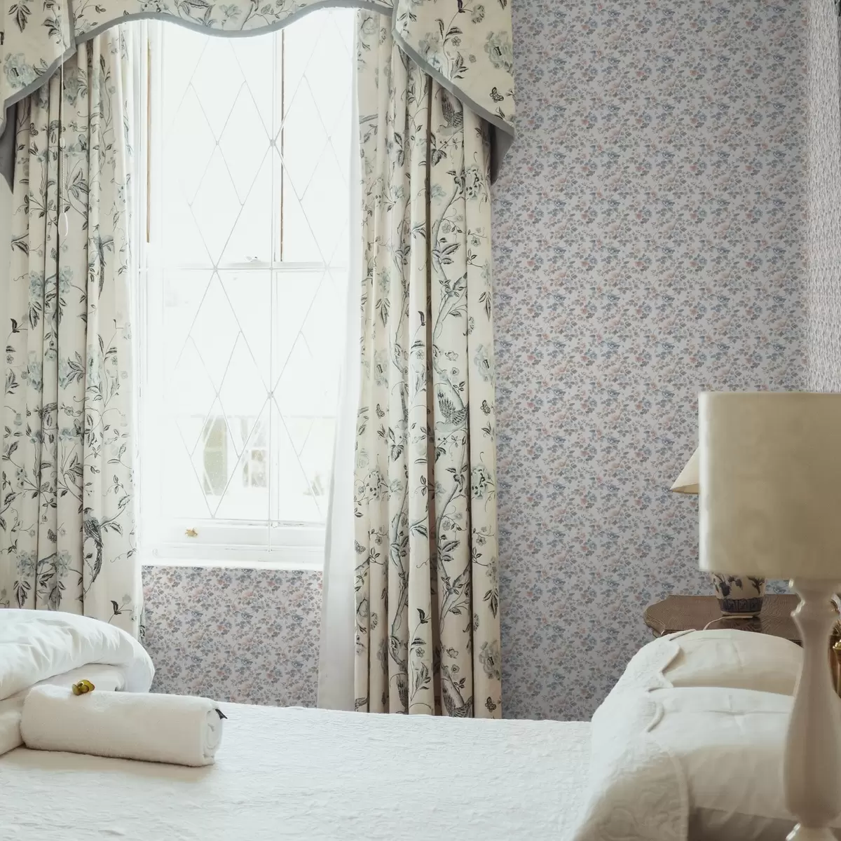 Тапети Малък флорален орнамент в сини и коралови тонове a00347