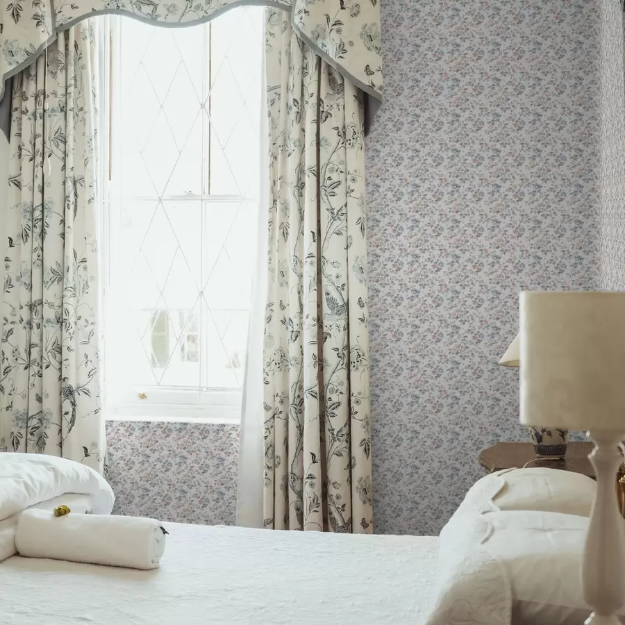 Фототапет Малък флорален орнамент в сини и коралови тонове a00347