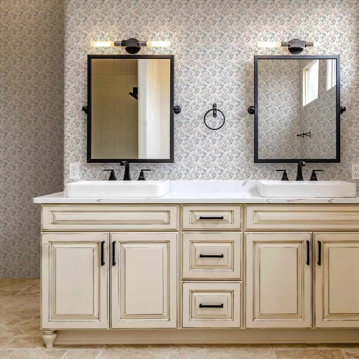 Тапети Малък флорален орнамент в сини и коралови тонове a00347