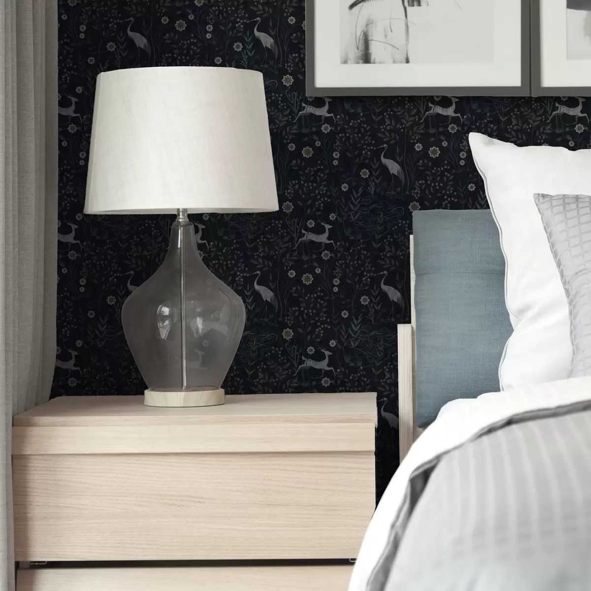 Тапети Тъмен фон с бели птици и елени a00363