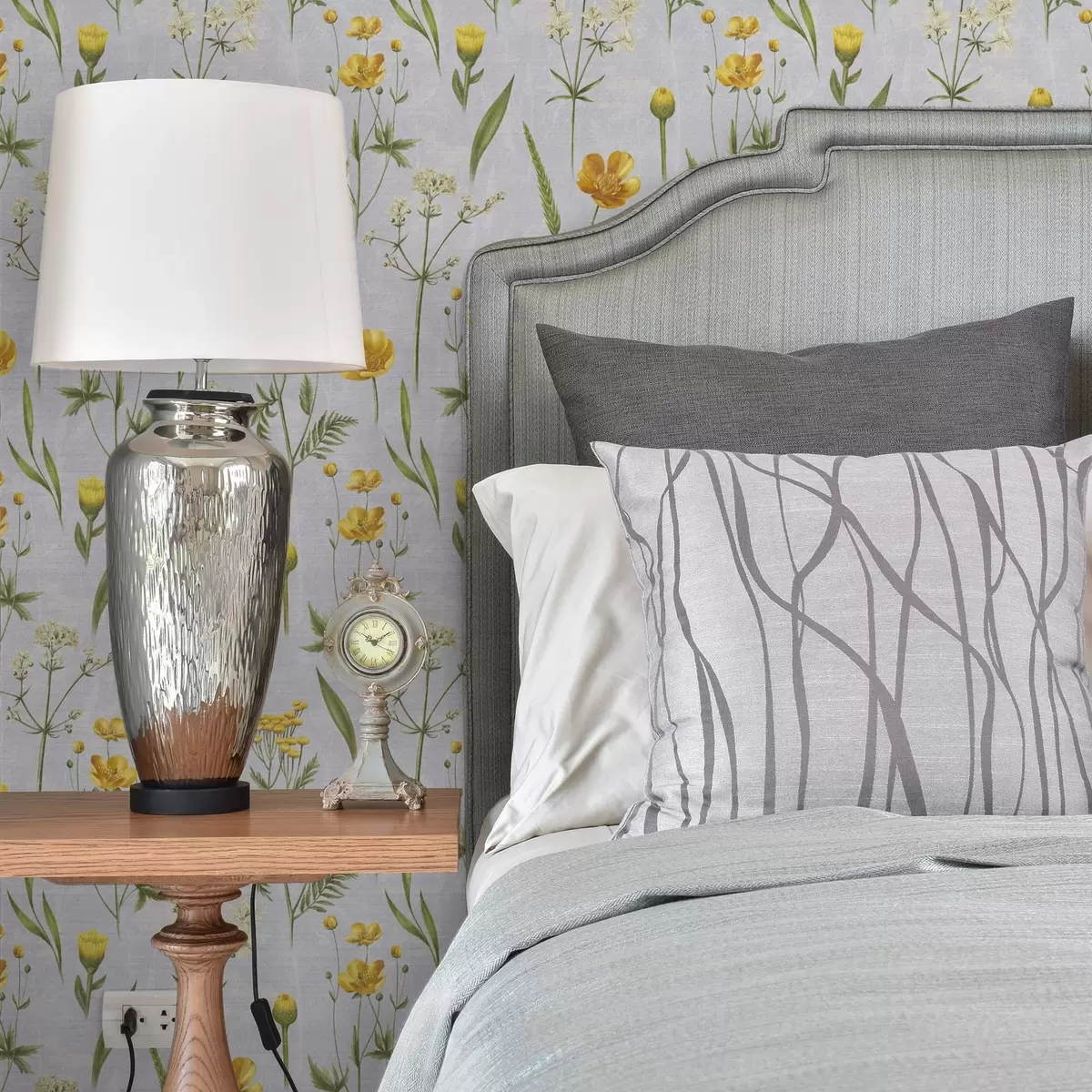 Тапети Жълти цветя и зеленина на светлосив фон a00472