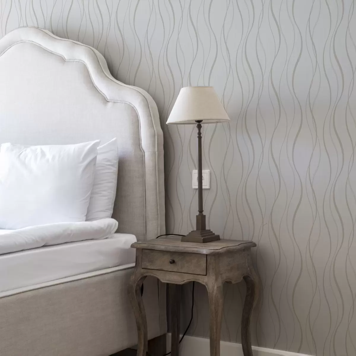 Тапети Абстрактни вълнообразни бежови линии на бял фон a00480