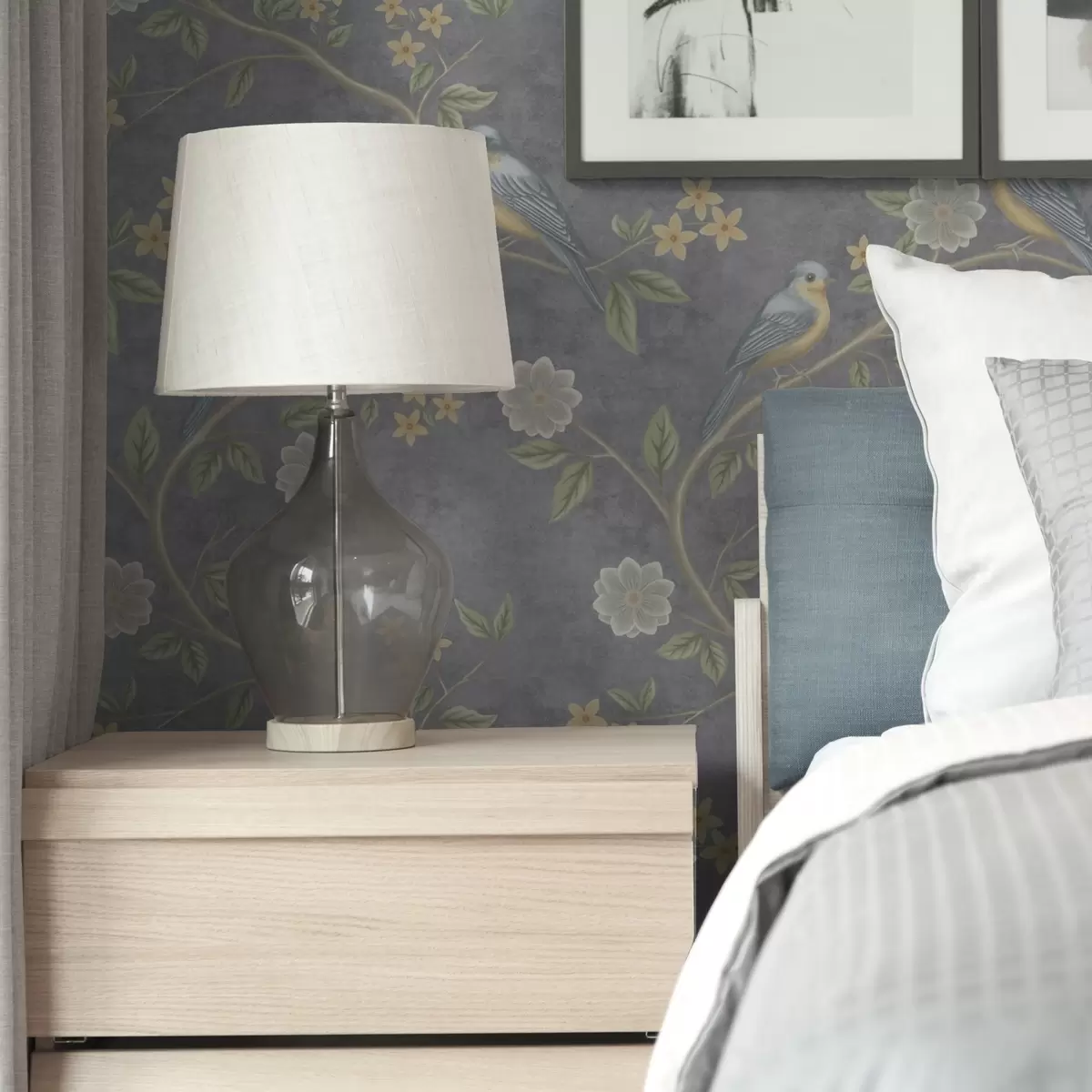 Тапети Птици върху клони сред цветя на сив фон a00483