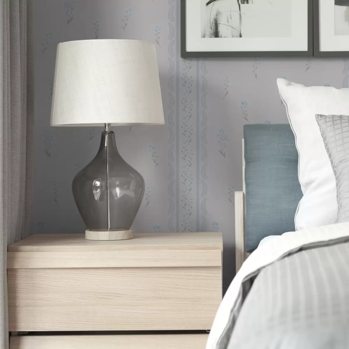 Тапети Бял фон със сини цветя и декоративна ивица a00484v1