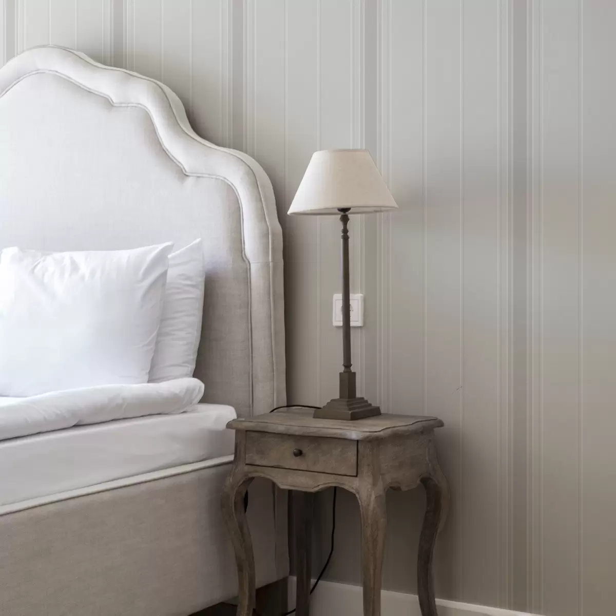 Тапети Светлобежови ивици с широки акценти a00518