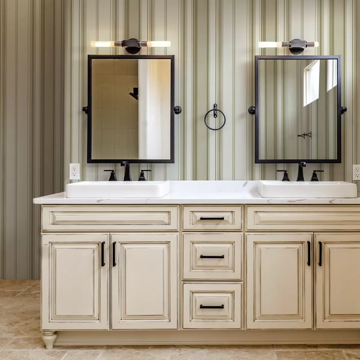 Тапети Кремав фон със сиво-бежови ивици с различна ширина a00521