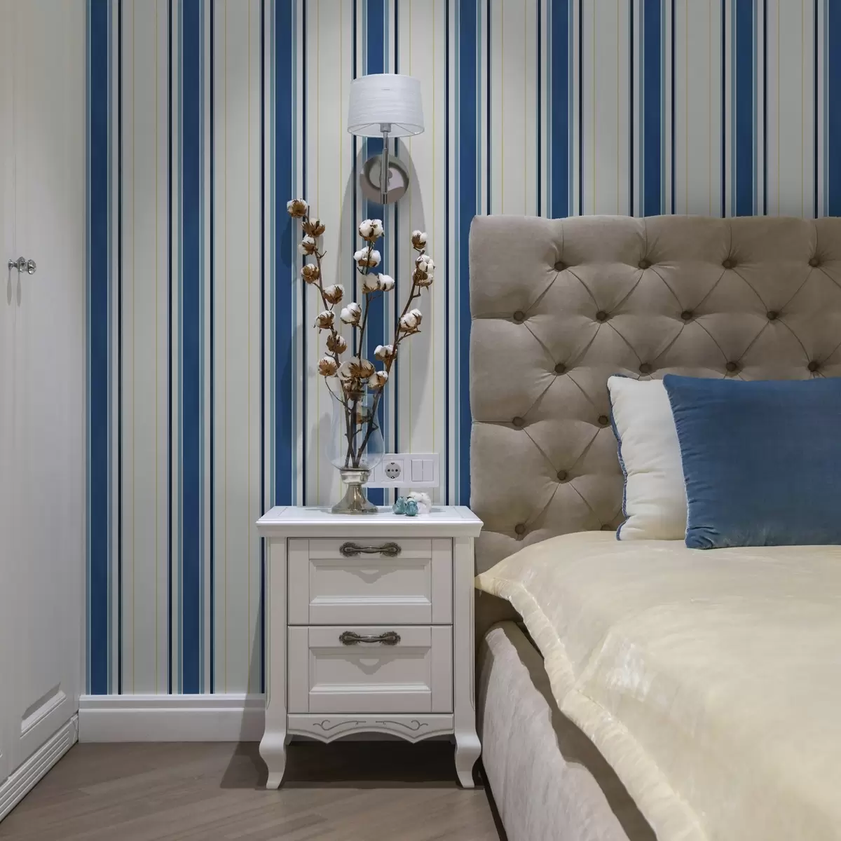 Тапети Широки сини ивици с тънки жълти линии a00522