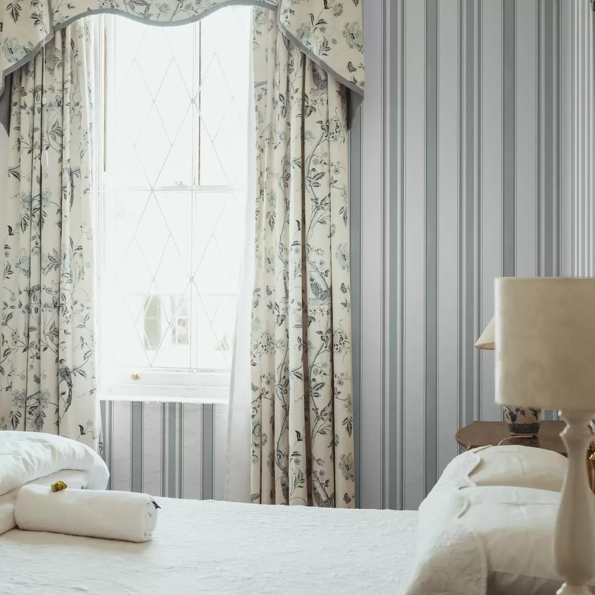 Тапети Двоен модел със сиво-сини ивици a00554