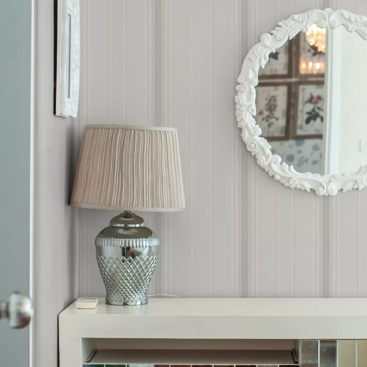 Тапети Бежов фон с тънки и средни сиво-бели ивици a00559