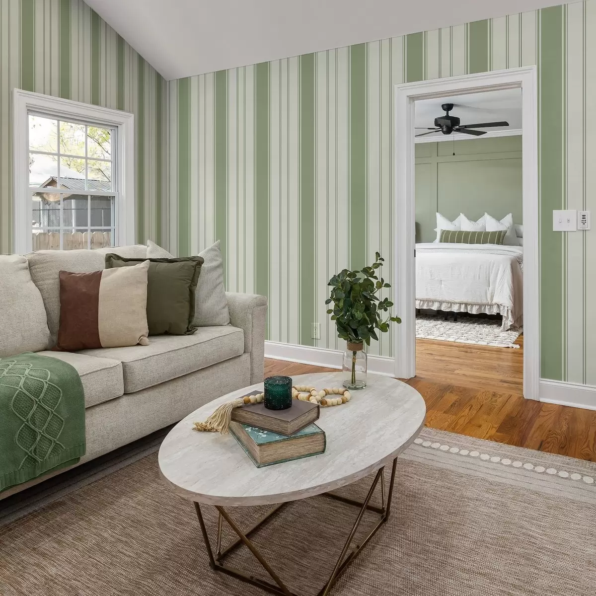 Тапети Кремав фон с широки светлозелени ивици a00561