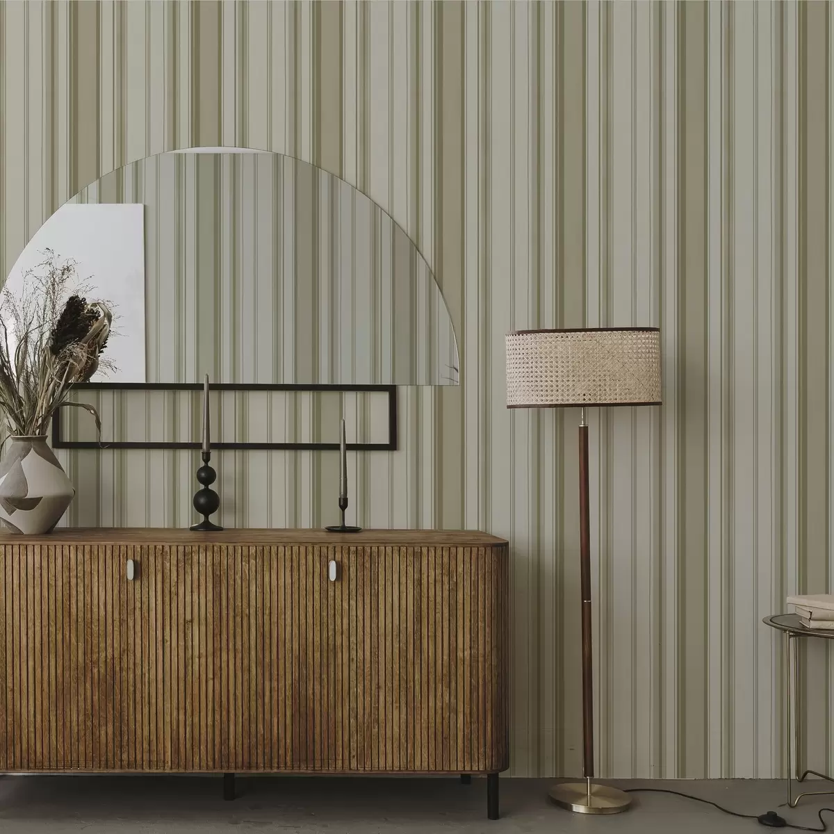 Тапети Кремав фон със сиво-бежови вертикални ивици a00564