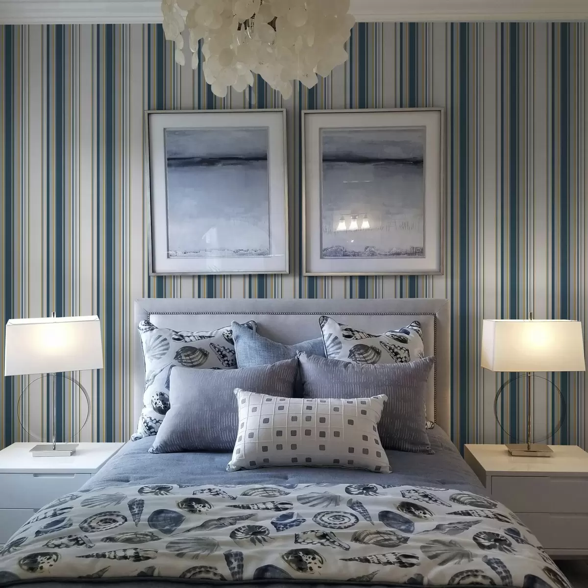 Тапети Контрастни сини и жълти ивици на бял фон a00566