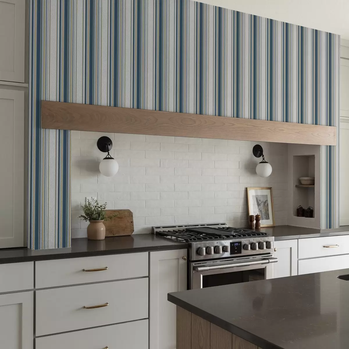 Тапети Контрастни сини и жълти ивици на бял фон a00566