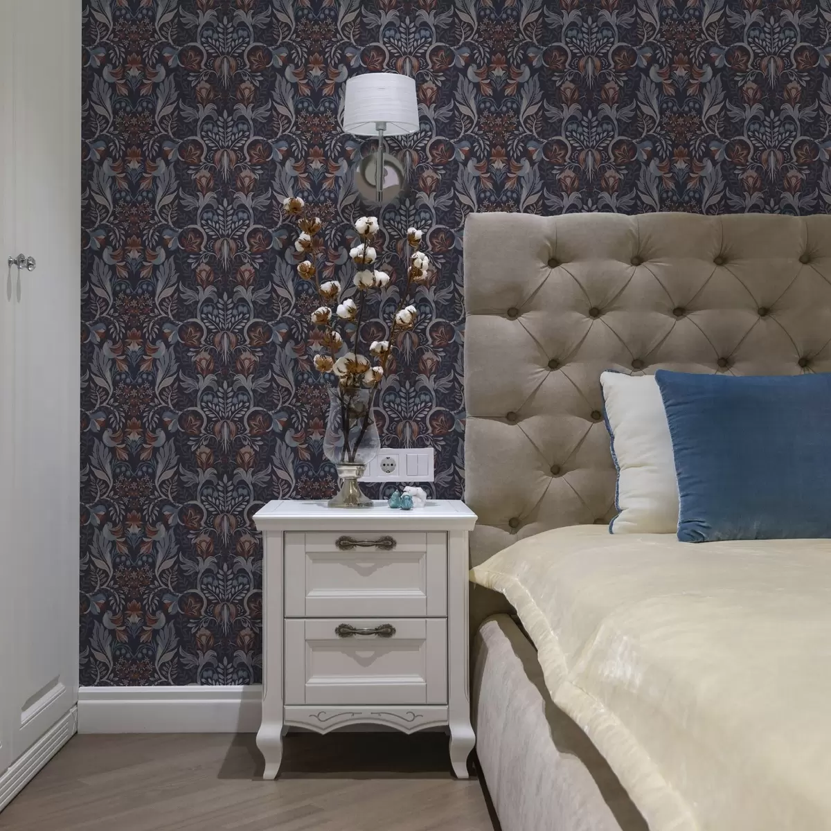 Тапети Народни цветя и птици на тъмно син фон a00502