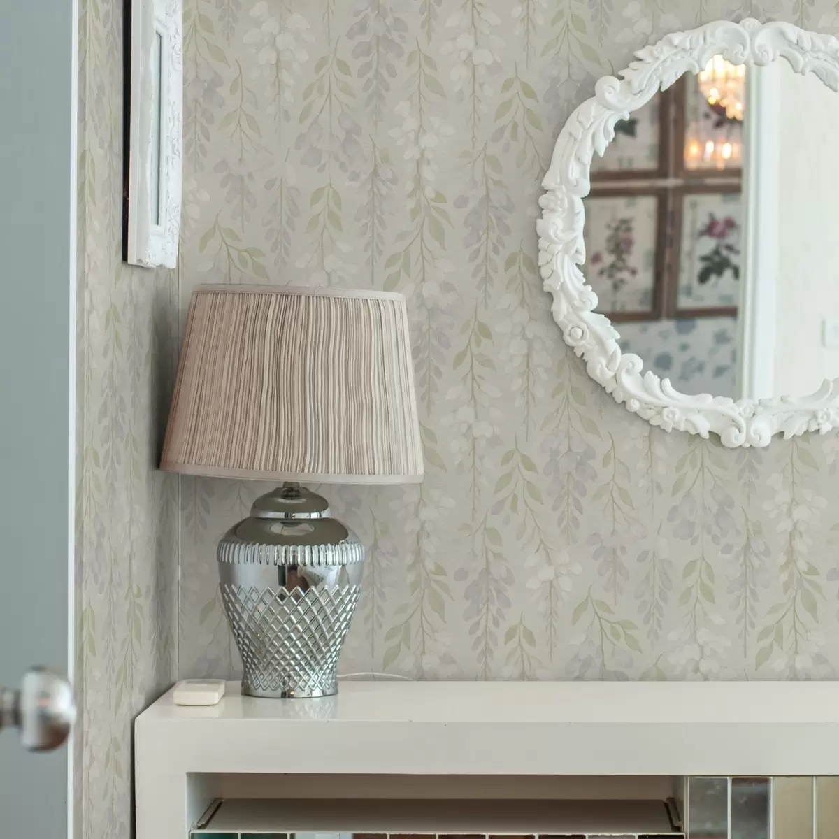 Тапети Висяща лавандула и глициния на ментовозелен фон a00593