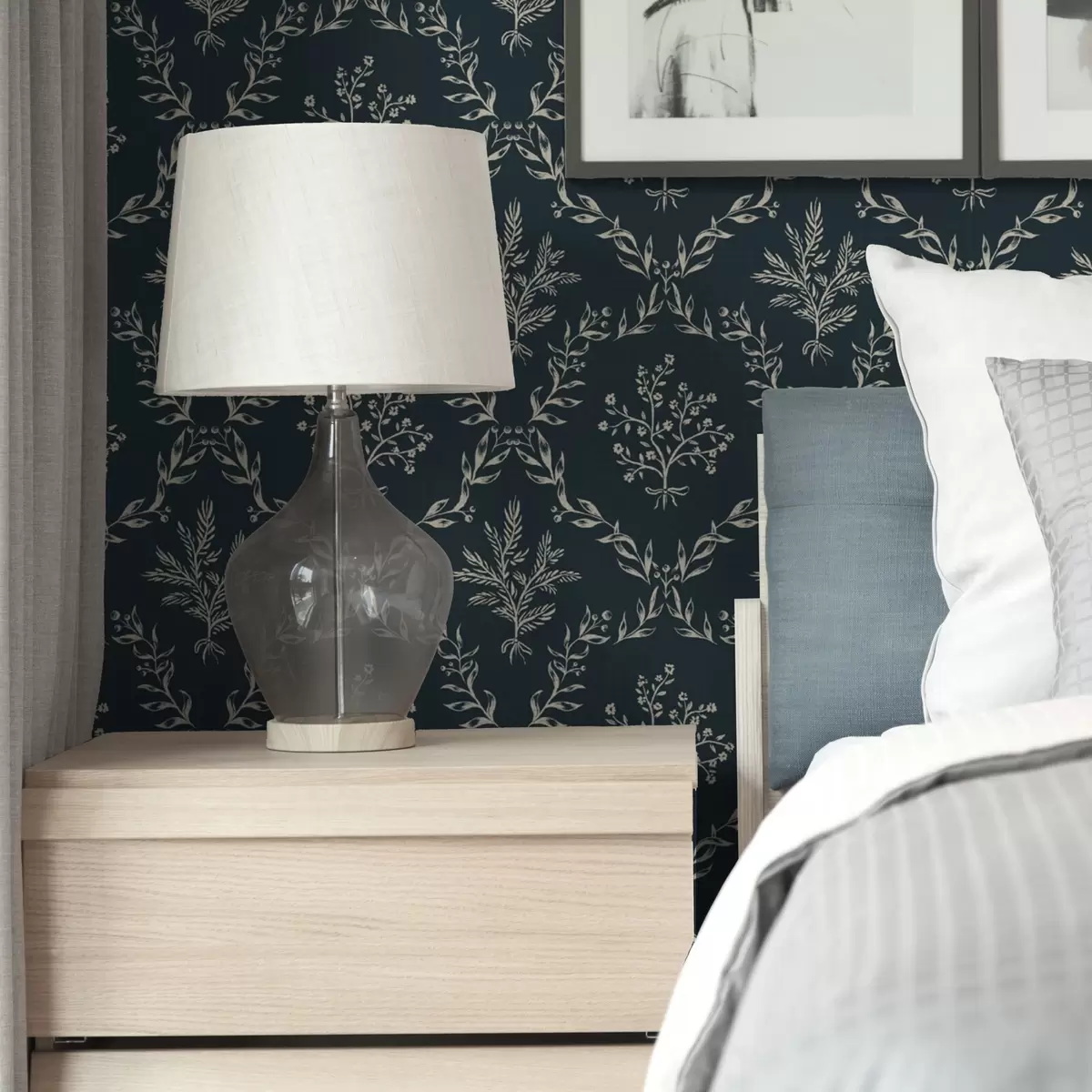 Тапети Бели венци от билки и цветя върху тъмно синьо-зелено a00599v2