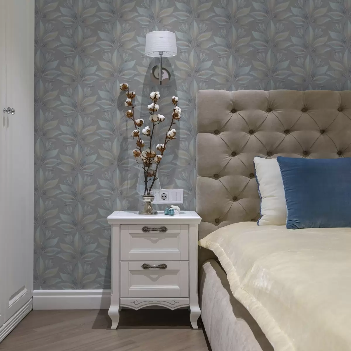 Тапети Големи стилизирани листа в синьо-пясъчна палитра върху сиво a00601