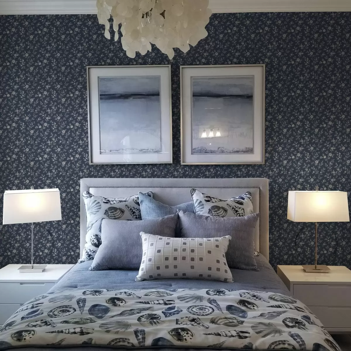 Тапети Тъмно син фон с тънки бежови клонки и цветя a00612